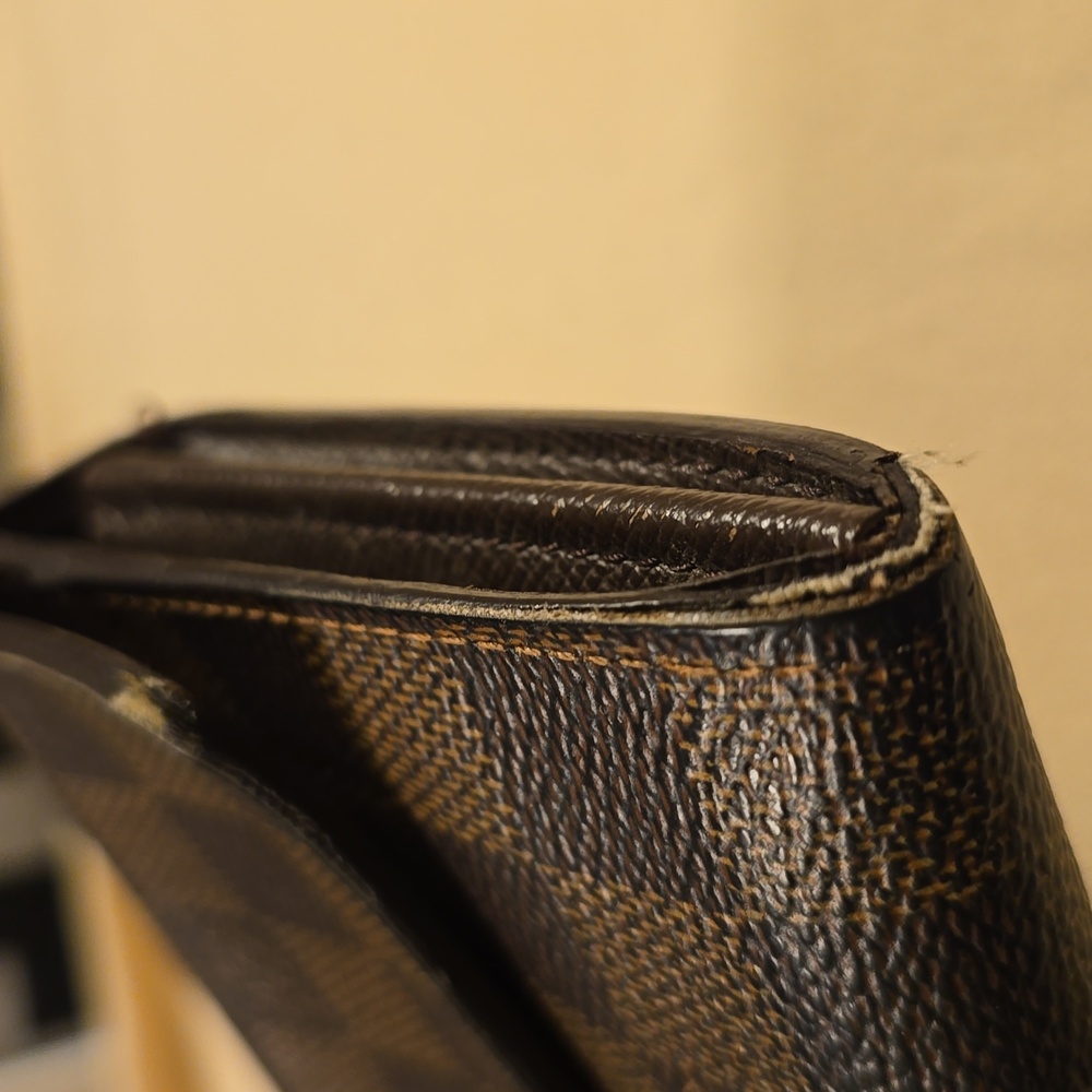 Louis Vuitton wallet in iconic Damier Ebene coated canvas with gold hardware - Picture 7 of 12